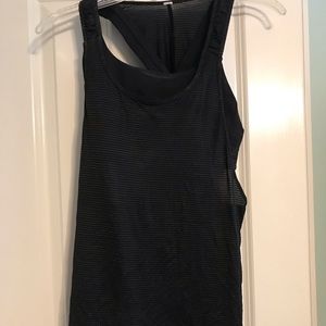 black lululemon tank.